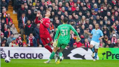 Ederson, portero del City, comete penalti sobre Darwin Núñez, delantero del Liverpool.