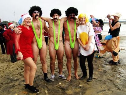 Los Mankinis de 'Borat' pegándose un baño el día de navidad.