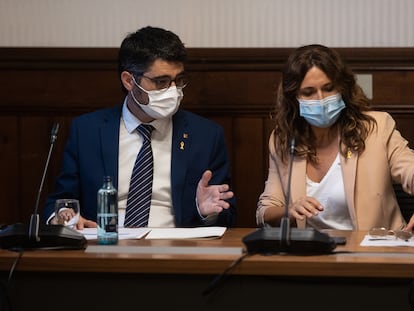El vicepresidente catalán, Jordi Puigneró, preside junto a la consejera de Presidencia, Laura Vilagrà, una sesión de trabajo en el Parlament.