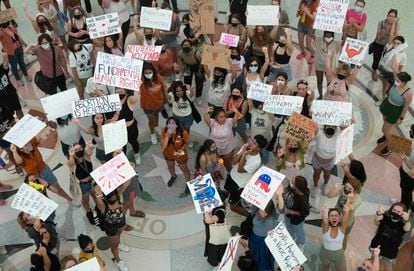 Protesta de universitarias contra el veto al aborto dentro del Capitolio de Austin, Texas, el 1 de septiembre.