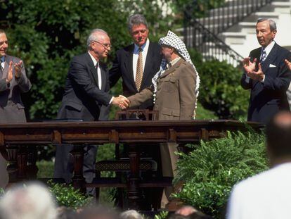 Isaac Rabin y Yasir Arafat se dan la mano tras firmar los Acuerdos de Oslo, en la Casa Blanca en 1993.