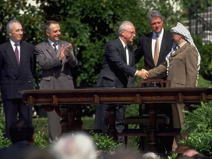 Isaac Rabin y Yasir Arafat se dan la mano tras firmar los Acuerdos de Oslo, en la Casa Blanca en 1993.