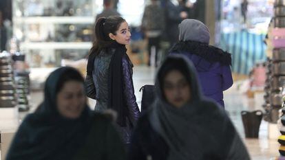 Varias mujeres en el Gran Bazar de Teherán, este lunes.