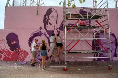 El mural feminista de Ciudad Lineal se restaura tras ser vandalizado. 