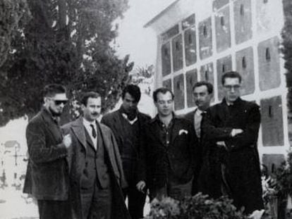 Carlos Barral, J. M. Caballero Bonald, Luis Marques&aacute;n, Jaime Gil de Biedma, &Aacute;ngel Gonz&aacute;lez y Juan Ferrater, junto a la tumba de Machado en 1959. 