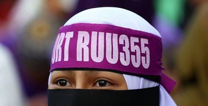 Una mujer participa en una manifestación en Kuala Lumpur para el endurecimiento del código penal islámico, el pasado sábado.
