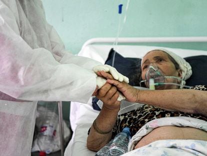 Una mujer ingresada por covid en un hospital de Beja (Túnez) el 23 de junio.