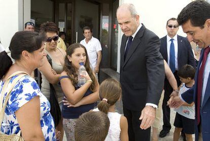 Manuel Chaves saluda ayer a un grupo de niños en la localidad sevillana de Los Palacios y Villafranca.