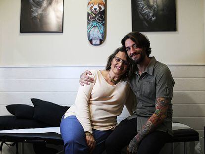 Álvaro y María en el estudio de tatuajes.