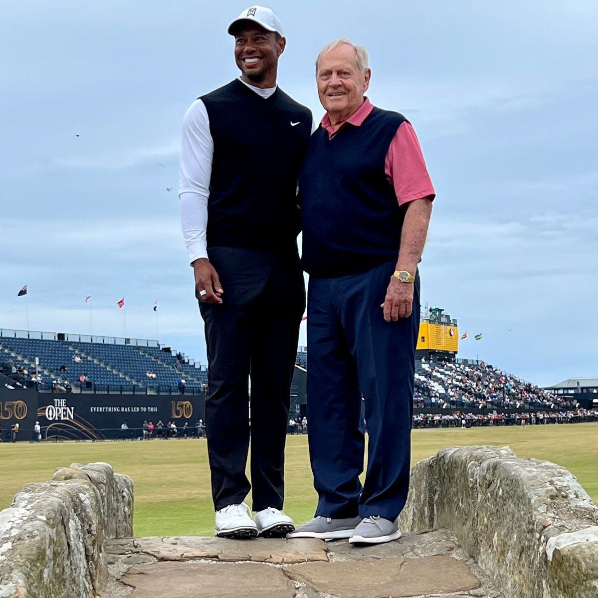 Tiger Woods y Jack Nicklaus, en el famoso puesto del hoyo 18.