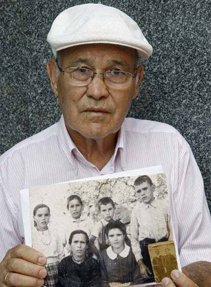 Filiberto muestra una fotografía de su familia.