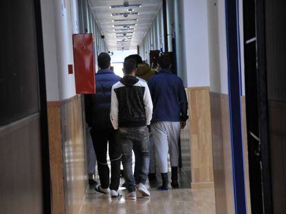 Un grupo de menores en el centro de realojo temporal de La Esperanza, en Ceuta. 