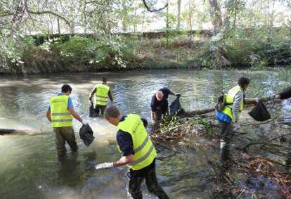 Labores de limpieza del río Arlanzón en Burgos.