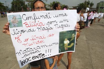 Amigos de Fabiane protestan contra su linchamento. / Agência O Globo