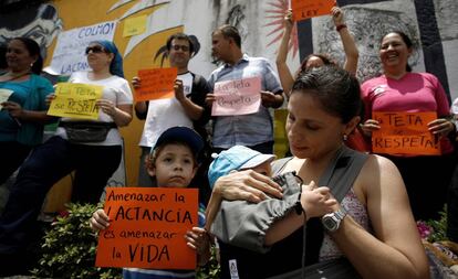 Tetada colectiva en San José (Costa Rica) por la Semana Mundial de la Lactancia Materna.