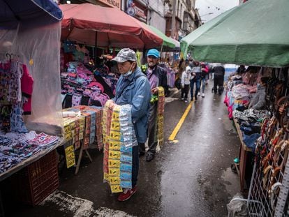 Imagen de archivo de personas comprando toda clase de productos en el barrio de San Victorino en Bogotá, Colombia.