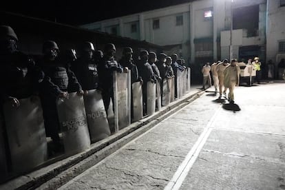 Traslado de reos al Centro Penitenciario Varonil de Tanivet, en Tlacolula, Oaxaca.