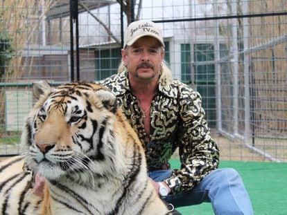 Joe Exotic, con uno de sus tigres en una escena de la serie de Netflix 'Tiger King'