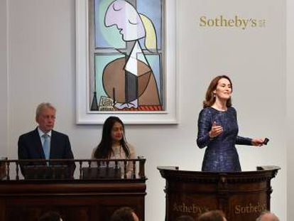 Helena Newman, presidenta de Sotheby's Europa, durante la subasta de arte moderno e impresionista en Londres.