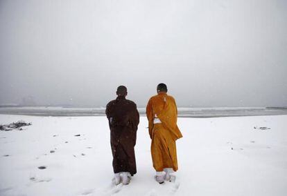 Dos monjes budistas rezan en la playa de Kitaizumi en Minamisoma, en la prefectura de Fukushima.