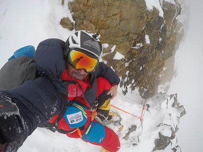 El alpinista Sergi Mingote, intentando alcanzar el campo 3 del K2 en una imagen de su Twitter publicada este viernes.
