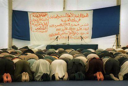 Musulmanes en oración en una mezquita improvisada en Reus (Tarragona).