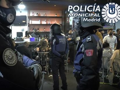 La Policía Municipal de Madrid ha desmantelado 267 fiestas ilegales este viernes y sábado y ha puesto 358 multas por botellón.