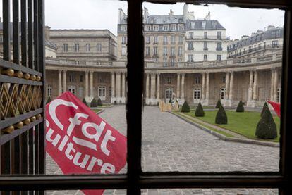 Sede de los Archivos Nacionales, en París, en la que se instalará la Casa de la Historia de Francia. Abajo, una pancarta en la que se lee: "Salvemos los Archivos Nacionales".