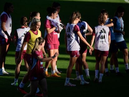Alexia Putellas, con el peto amarillo, rodeada de compañeras de la selección en el entrenamiento de este martes en Córdoba.
