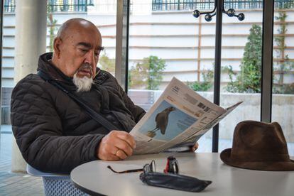 Antonino Redondo reads the press every morning at the Antonio Mingote Municipal Senior Center.