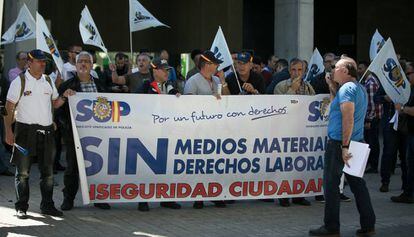  Concentraci&oacute;n de agentes de la Policia Nacional en la comisar&iacute;a de la Verneda. 