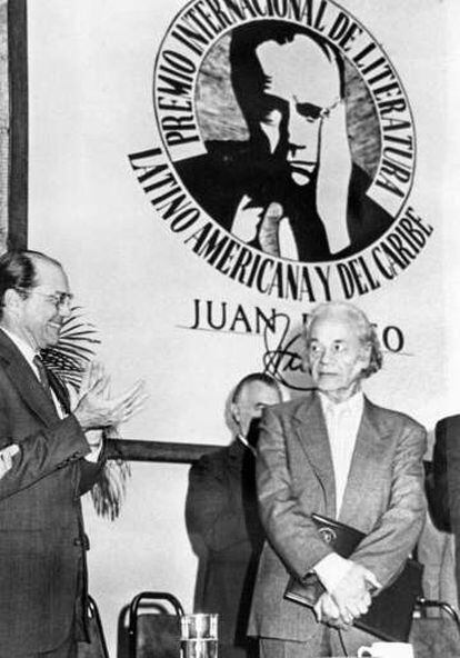 Entrega del Premio de Literatura Latinoamericana Juan Rulfo a Nicanor Parra, en Guadalajara en 1991.