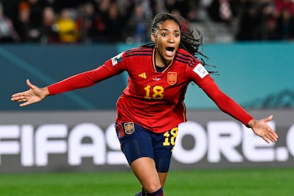 Salma Paralluelo celebrates the first goal for the Spanish team. 