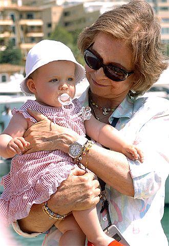 La reina Sofía y su nieta la infanta Leonor esperan la salida de la Regata Breitling en el puerto Portals, en Mallorca.