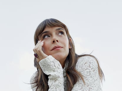 Vestido de CHLOÉ 
y anillo de TOUS ATELIER.