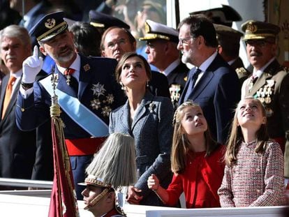 Los Reyes y sus hijas, la princesa de Asturias y la infanta Sof&iacute;a, observan la exhibici&oacute;n a&eacute;rea.