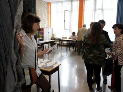 Una dona prepara el seu vot en un col&middot;legi al Pa&iacute;s Basc.