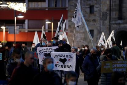 Hundreds of people in a demonstration called by the ETA prisoner support network, Sare, in Arrasate (Gipuzkoa), on December 31.