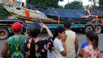 La gente mira el bote en el que unos pescadores encontraron cuerpos descompuestos, mientras lo remolcan en Pará, Brasil, el 15 de abril.