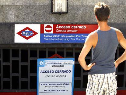 Un usuario observa un acceso cerrado en Tirso de Molina.