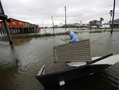 Un hombre desarma una unidad de almacenamiento dañada después del paso de la tormenta 'Nicholas', en Surfside Beach, Texas. (Foto AP / )