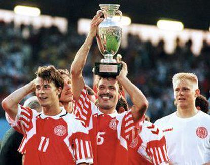 Los daneses estaban de vacaciones. Entonces, la UEFA decidió que Yugoslavia no participara en la Eurocopa como castigo al desbarajuste militar en el que estaban sumidos los restos del país que armó Tito. Llegaron a última hora y ganaron. La mayor sorpresa futbolística desde el maracanazo.