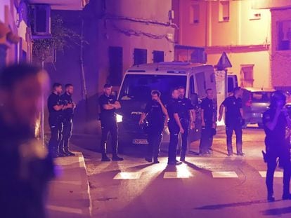 Un fuerte dispositivo de la Policía Nacional participa en la detención de un joven, menor de edad, por el apuñalamiento de otro chaval de 19 años en el barrio de la Piñera en Algeciras (Cádiz).