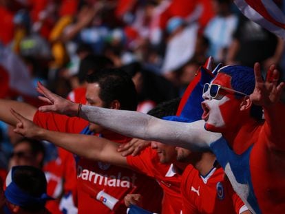 Aficionados al fútbol apoyan a su equipo en el Estadio Nacional, en Santiago, Chile.