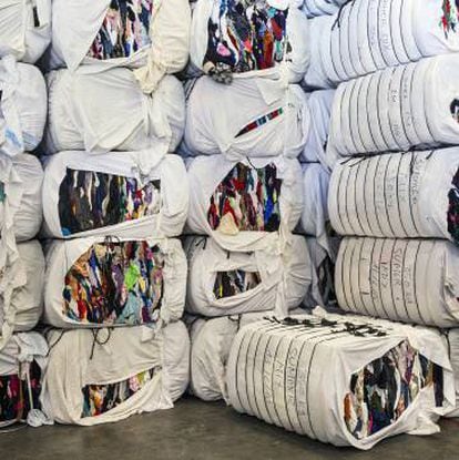 Distintas fases del proceso de la fábrica de reciclaje textil de la ONG Roba Amiga.