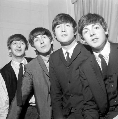 Ringo Starr, George Harrison, John Lennon y Paul McCartney, posan para la prensa en el hotel Plaza en Nueva York, en 1964. Sus conciertos desencadenaron la histeria del fenómeno fan.