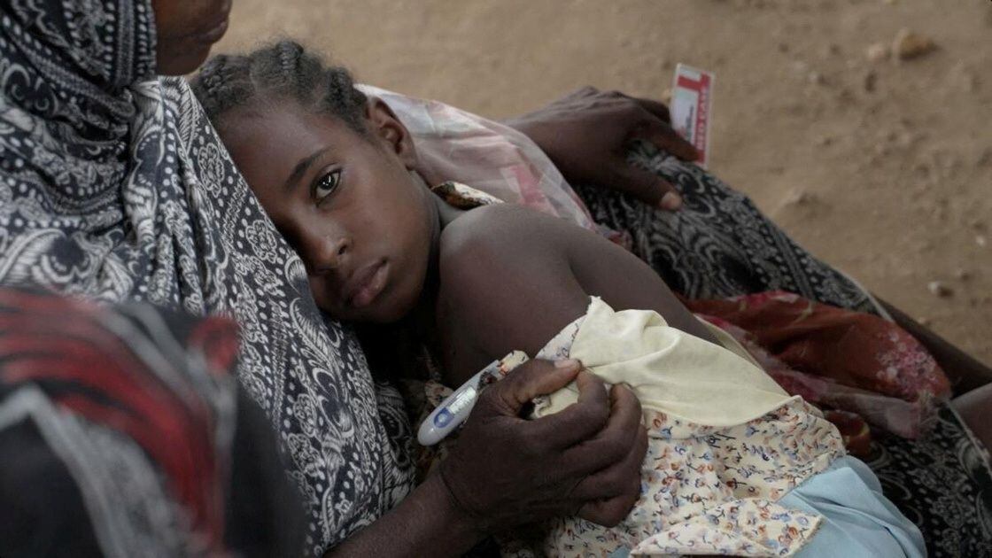Una madre abraza a su hija, mientras recibe asistencia médica en Um Sangour, en Sudán. Imagen suministrada por ACNUR y distribuida por Reuters 
