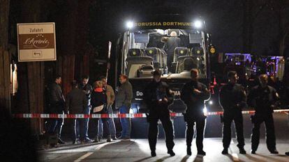 Varios policías, este martes junto al autobús del Borussia Dortmund en Dortmund (Alemania).