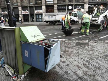Operarios municipales limpian este sábado las calles de Barcelona.