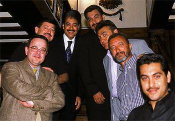 Los miembros de Los Tigres del Norte, con el escritor Arturo Pérez- Reverte, segundo por la derecha.